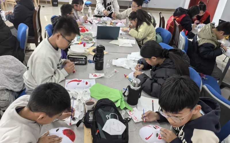 巧手染纹学脸谱 童心塑物探新知