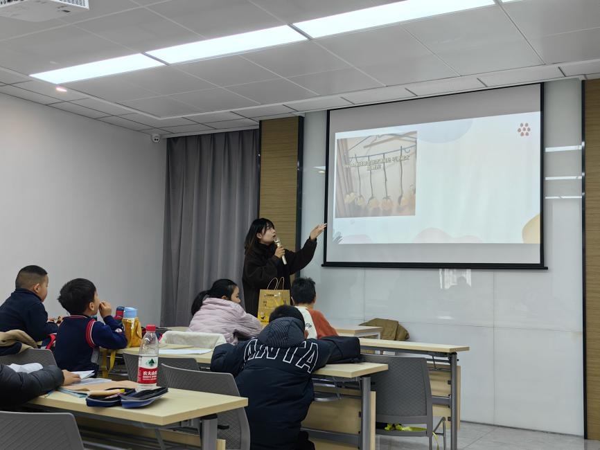 传统文化实践课开进社区 大学生助力青少年“立体化”感知非遗