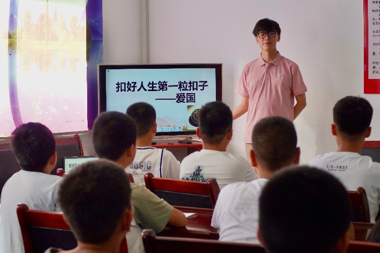 沉浸式课堂让历史“活”起来——长安大学实践队以英雄故事点燃少年爱国
