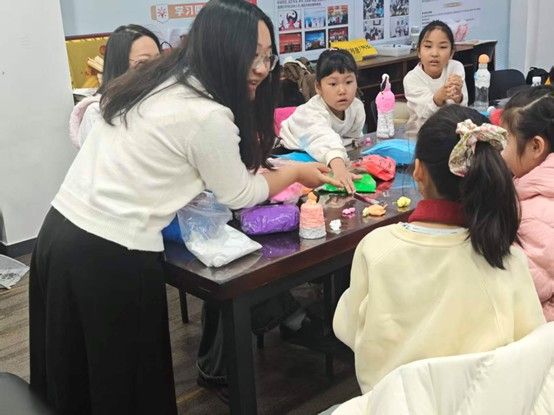 用色彩与游戏点亮童心——“山海微光”支教队为孩子们带来别样课堂