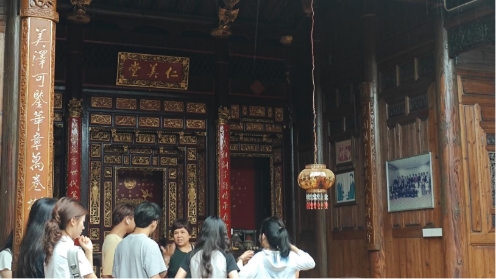 树高千尺不忘根，水流万里总思源