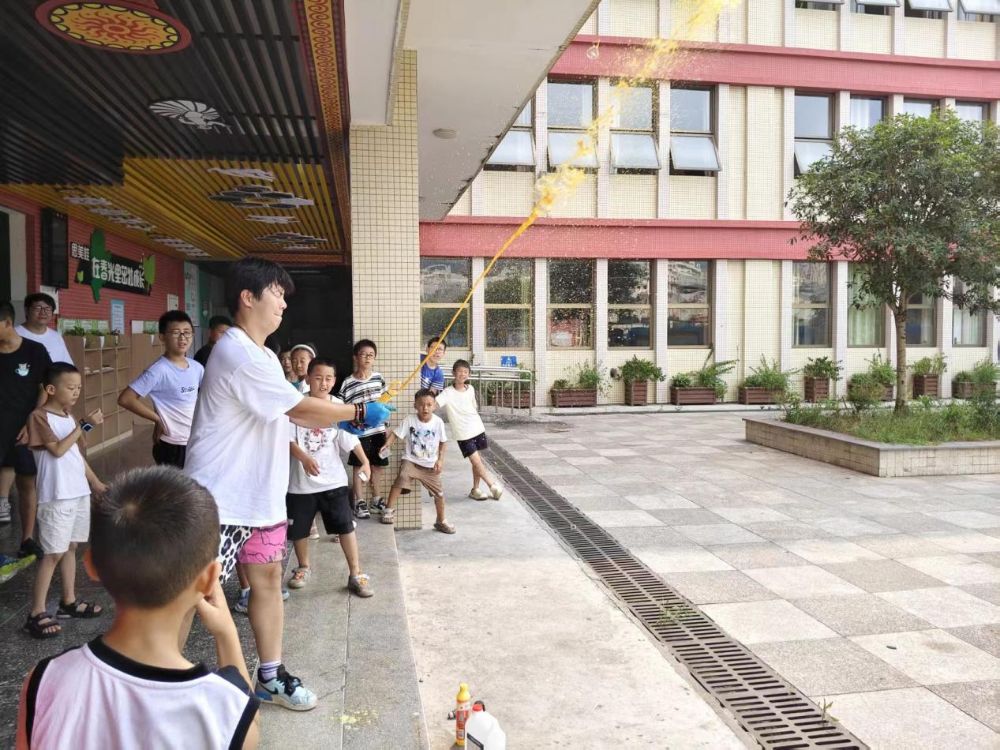 “科普筑梦彝乡，青春共绘团结” ——“青芒·少年”彝乡暑期化学科普实践