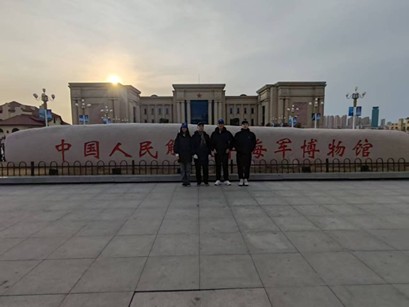 实践队成员在海军博物馆前