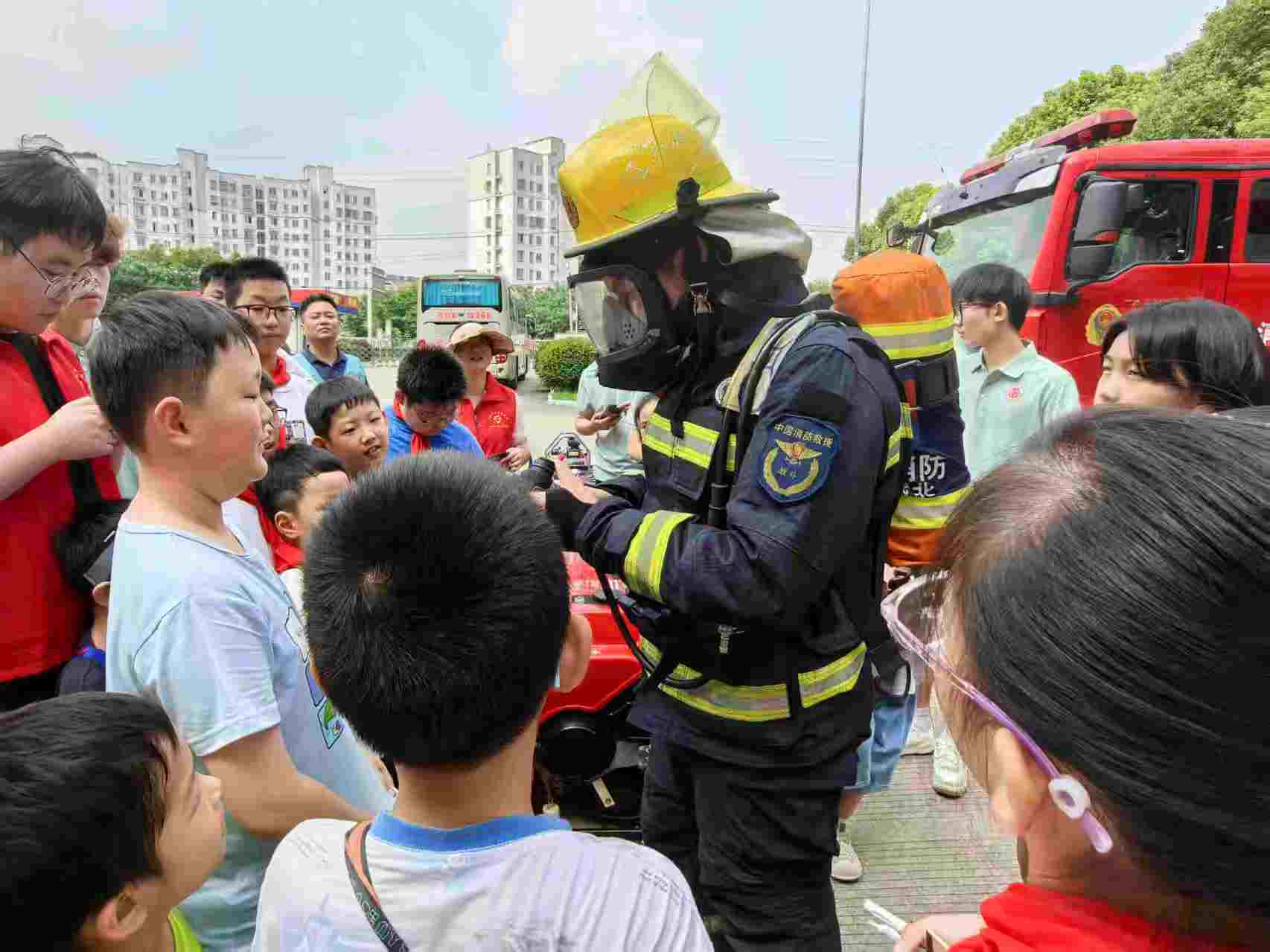 “火焰蓝”守护安全，“中国红”滋养童心-常州大学学子溧阳支教行