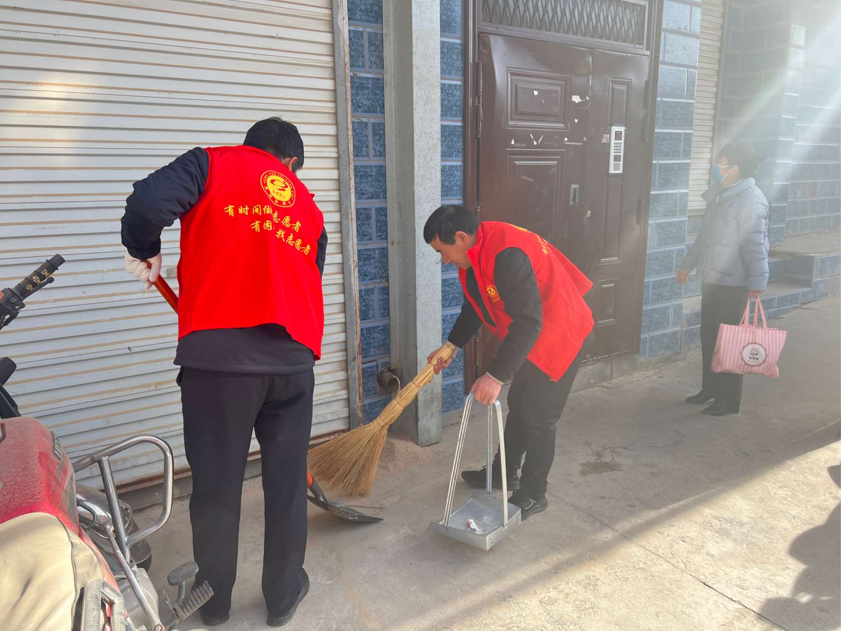 爱心清扫，点燃临湖社区冬日温暖