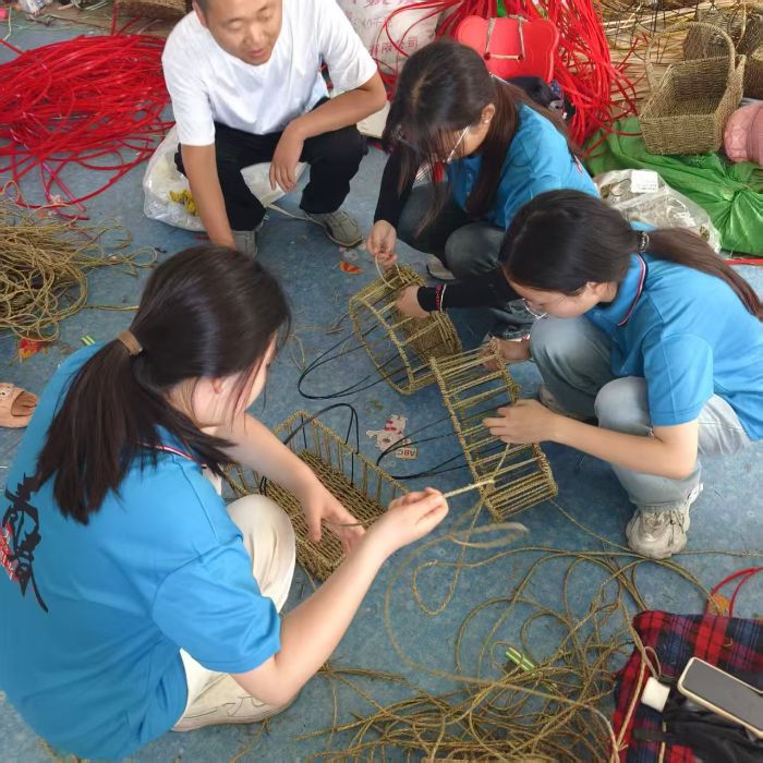 巢院学子三下乡：柳编工坊学艺 寻常巷陌遇匠心