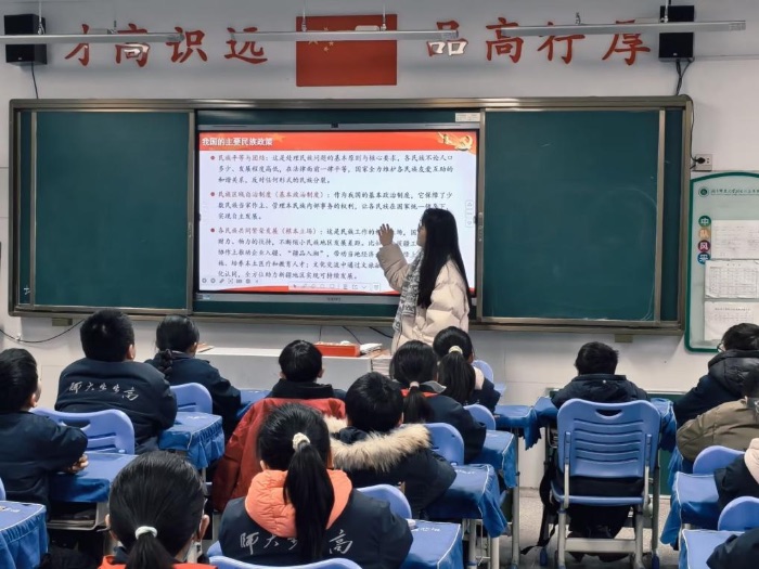 童心沐雨露，石榴聚同心