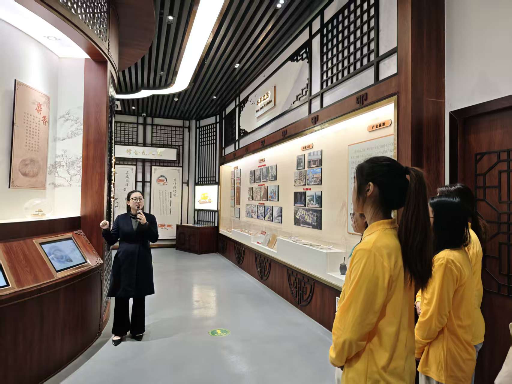 厦门医学院社会实践队走进片仔癀，解锁 “东方新国妆”创新密码