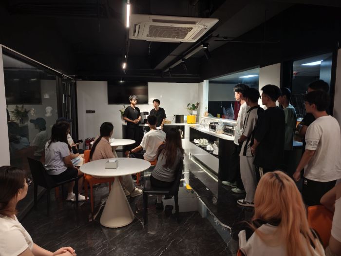 科技纸鸢实践团于驻地召开工作部署会，明确各组任务推进实践项目