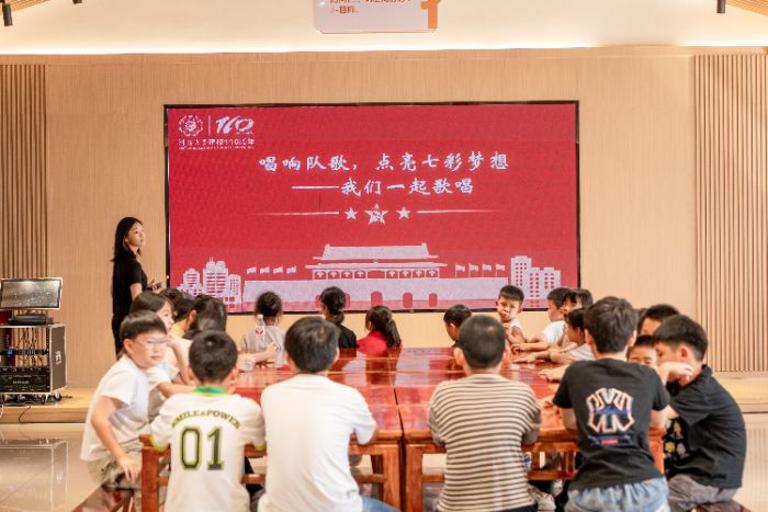 河海学子三下乡：红歌嘹亮传薪火，童心闪耀继荣光——团队开展红色主题音乐课