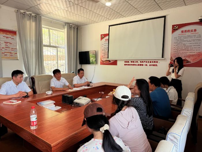 青春脚步丈量乡村热土，暖心行动托起银发暖阳