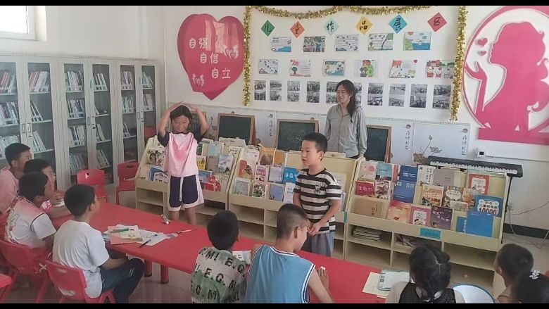 图为一人比划众人猜趣味游戏