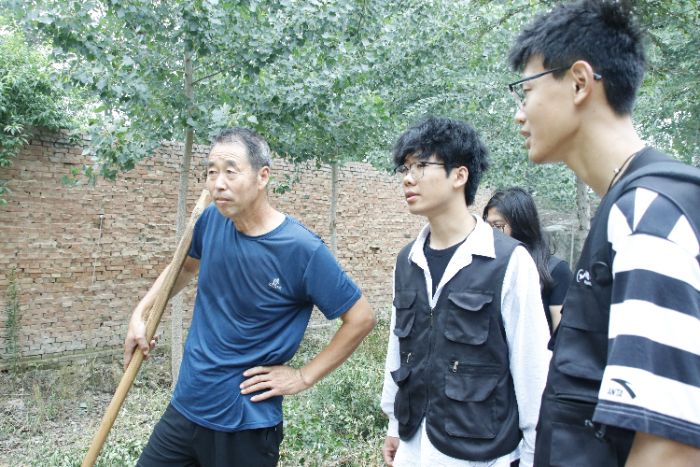 科技纸鸢实践团实践团前往盛屯村开展农作物种植情况和基础设施建设调研