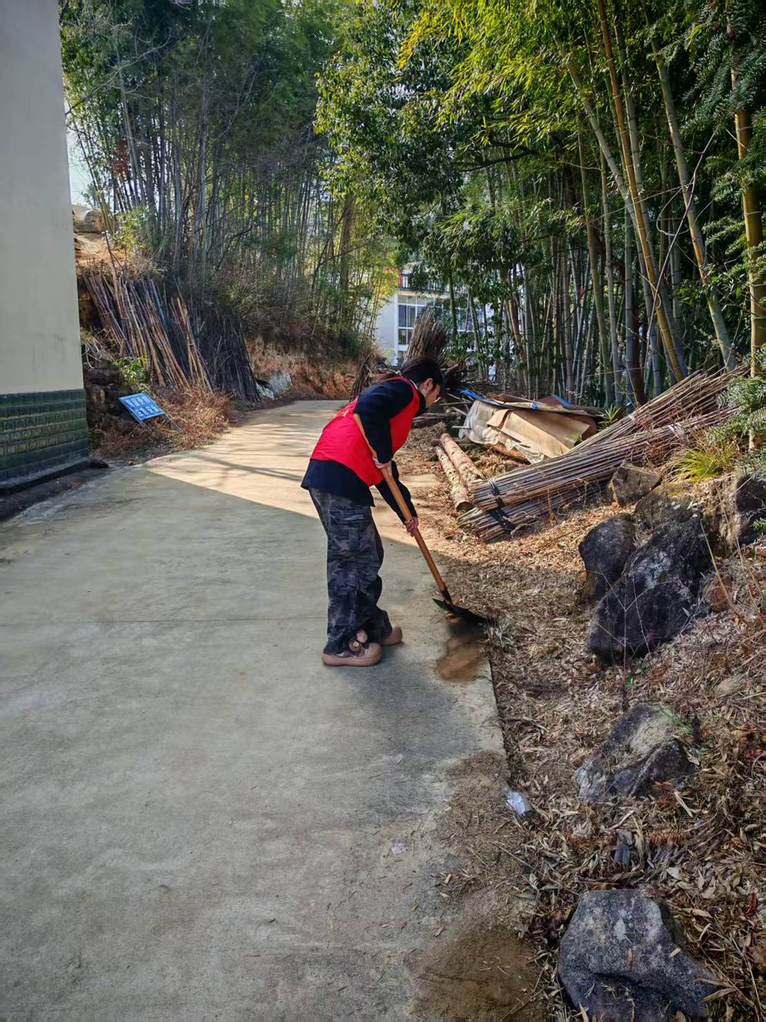 青春力量暖寒冬 乡路清障护平安