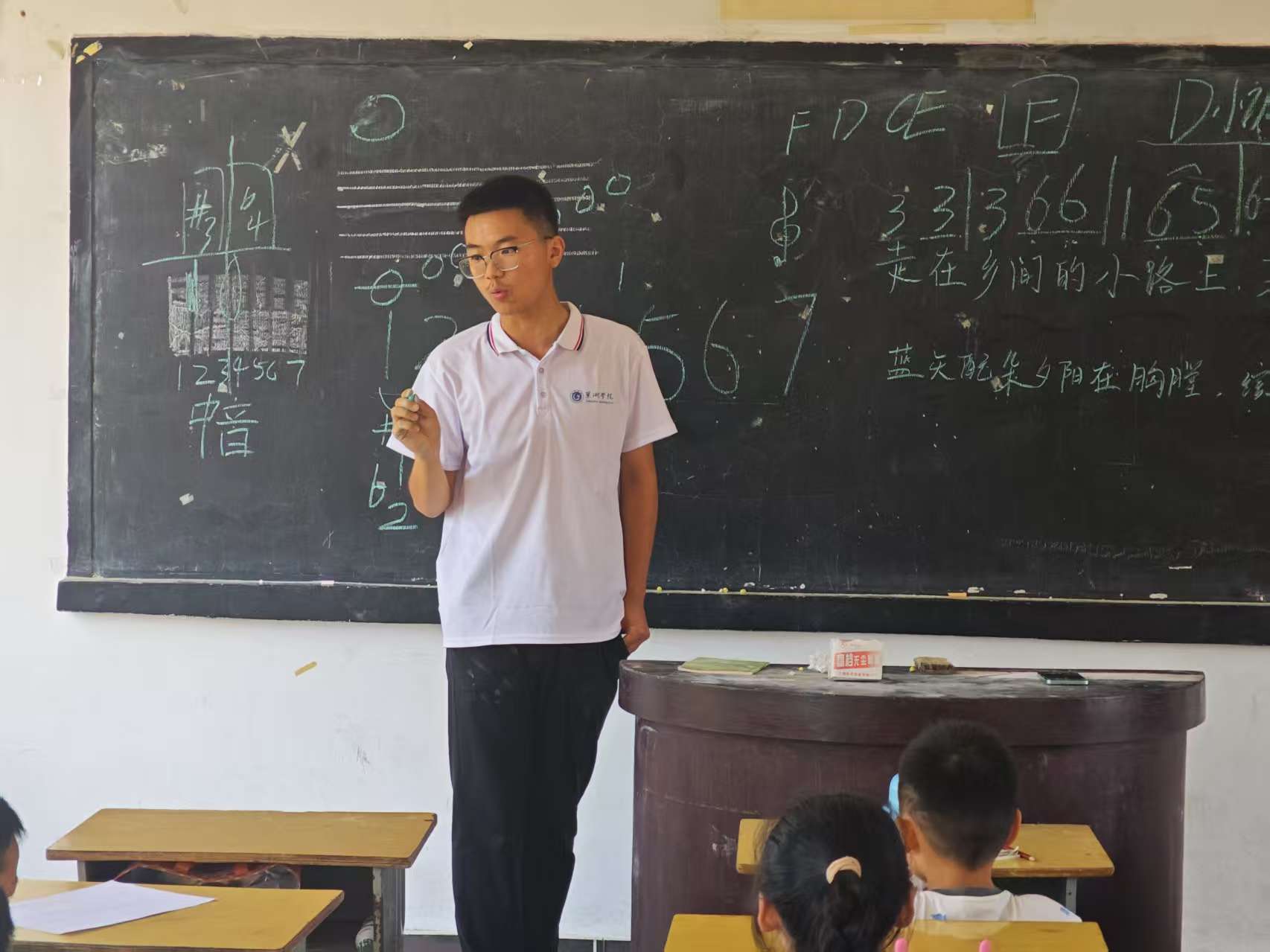 炽热盛夏，爱暖童心：巢湖学院学生暑期三下乡为留守儿童点亮希望之光