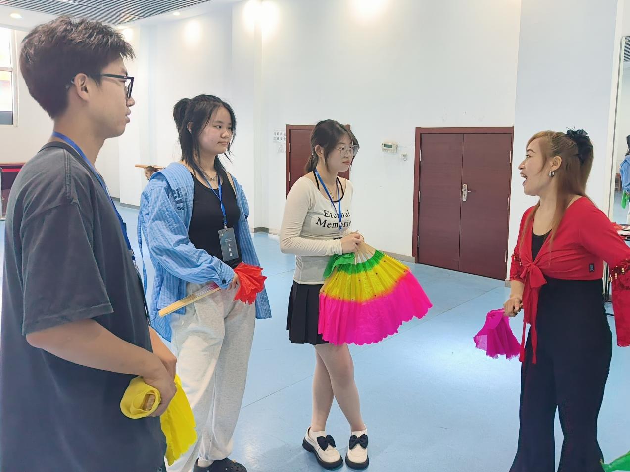 曲阜师范大学翻译学院“译”见秧歌实践队采访第七代胶州秧歌代表性传承人