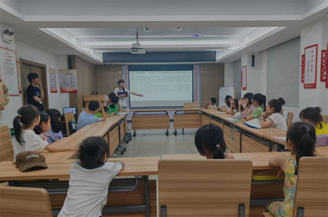 红炭山课堂：听邓子恢故事，议地球环保策——龙岩学院学子双主题公益课润童
