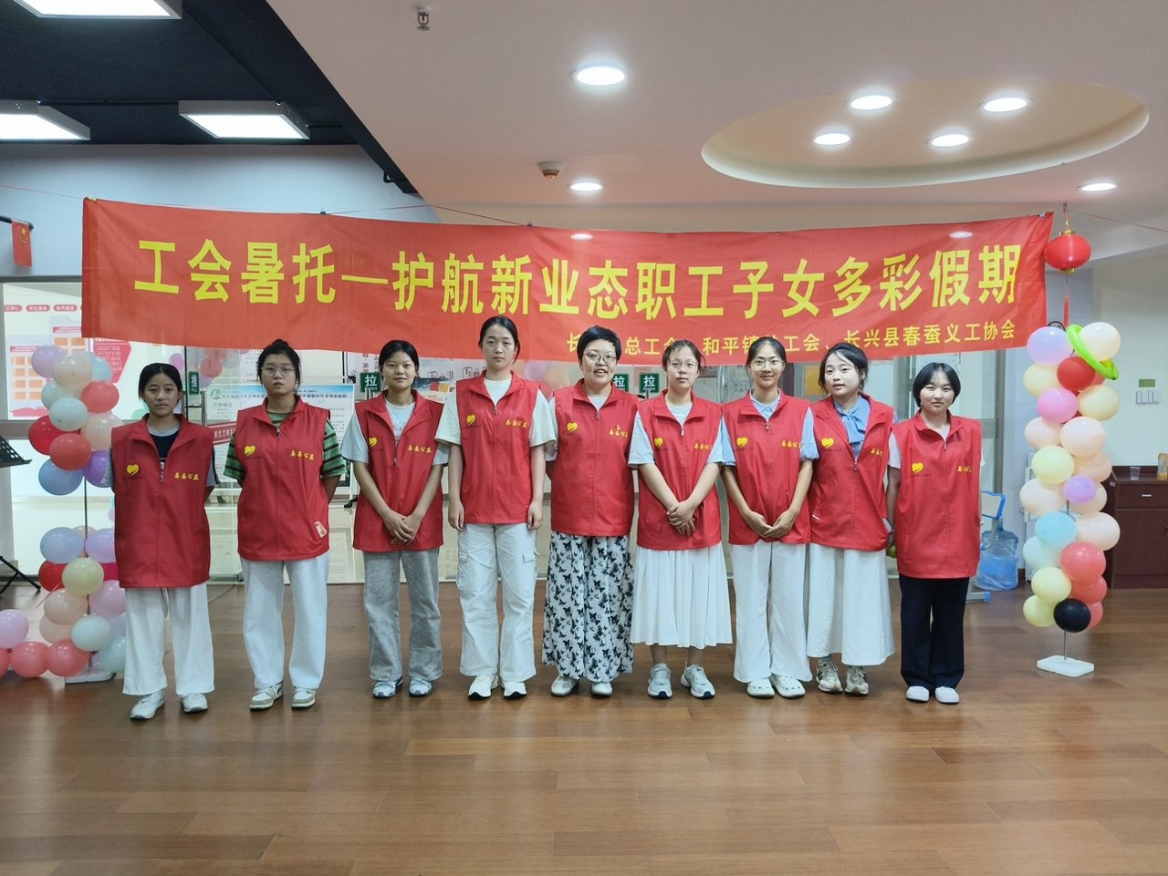 多维兴趣授课，点燃暑期热情：嘉兴大学平师薪火志愿服务队暑期实践进行时