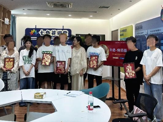 在命运暗处，他们亲手贴上第一片金芒