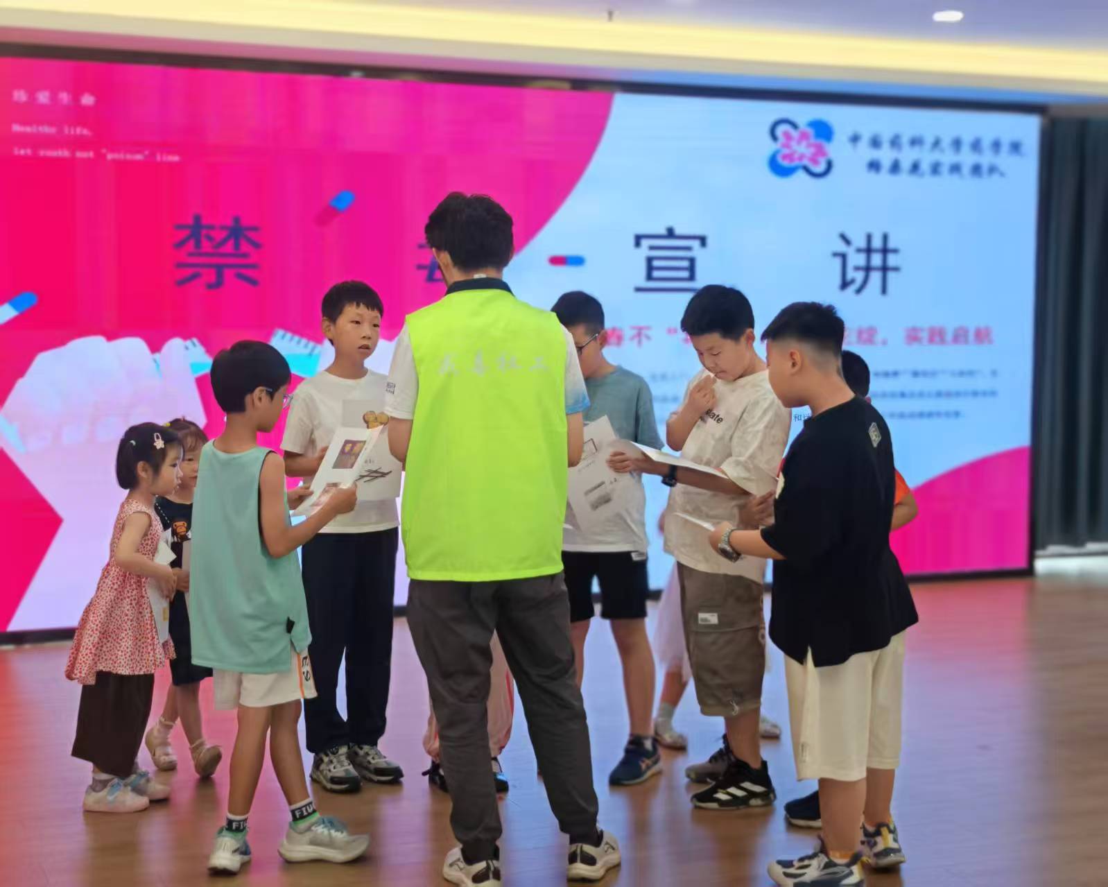 格桑花开,无毒未来——中国药科大学“格桑花”实践团队三线并进筑禁毒长城