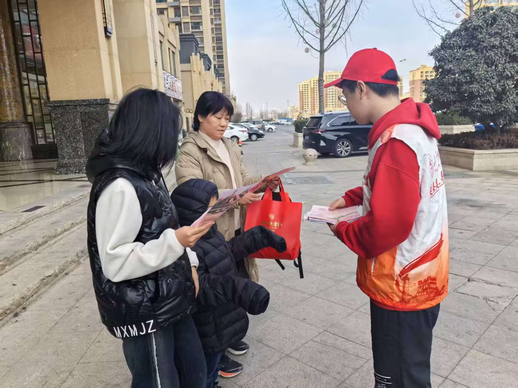 图2 团队成员在社区内讲解延安精神