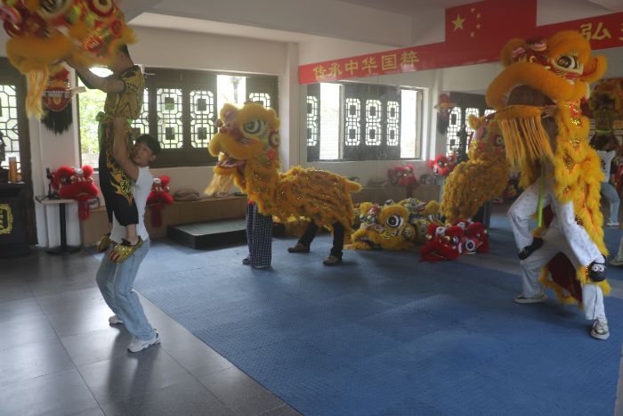 重庆工商职业学院学子探秘非遗瑞兽金狮 赋能乡村文化振兴