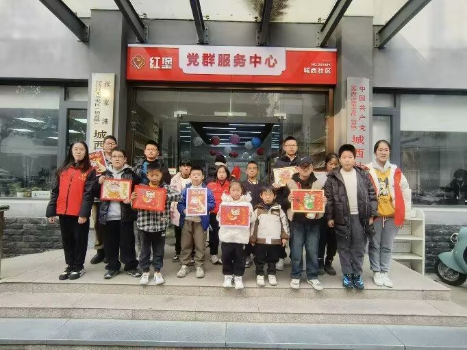 南京师范大学泰州学院“红心研墨”团队走进社区，点亮冬日温暖