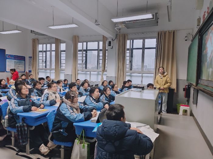 “红石榴”宣讲走进稻田中学 草原母亲故事温暖青春课堂