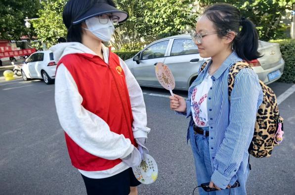 “弘药致精 岐黄薪传”江苏海洋大学药学院中医药志愿宣讲团分发宣传扇活动