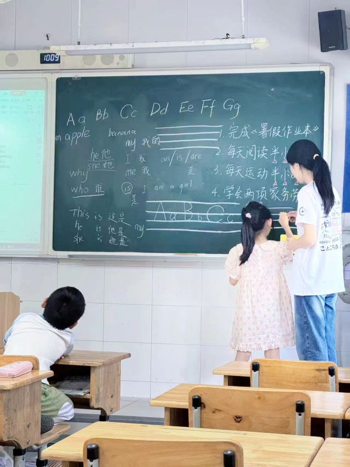 浙江万里学院外语学院开展暑期支教 让英语之花绽放在牟小校园