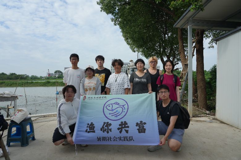 探秘善琏鱼塘 奏响渔牧新章——“渔你共富”实践队深入成品鱼塘记录捕捞