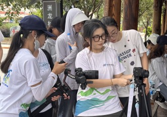 用镜头定格最美微笑——广东科技学院洲龙光影突击队为乡村老人免费拍摄