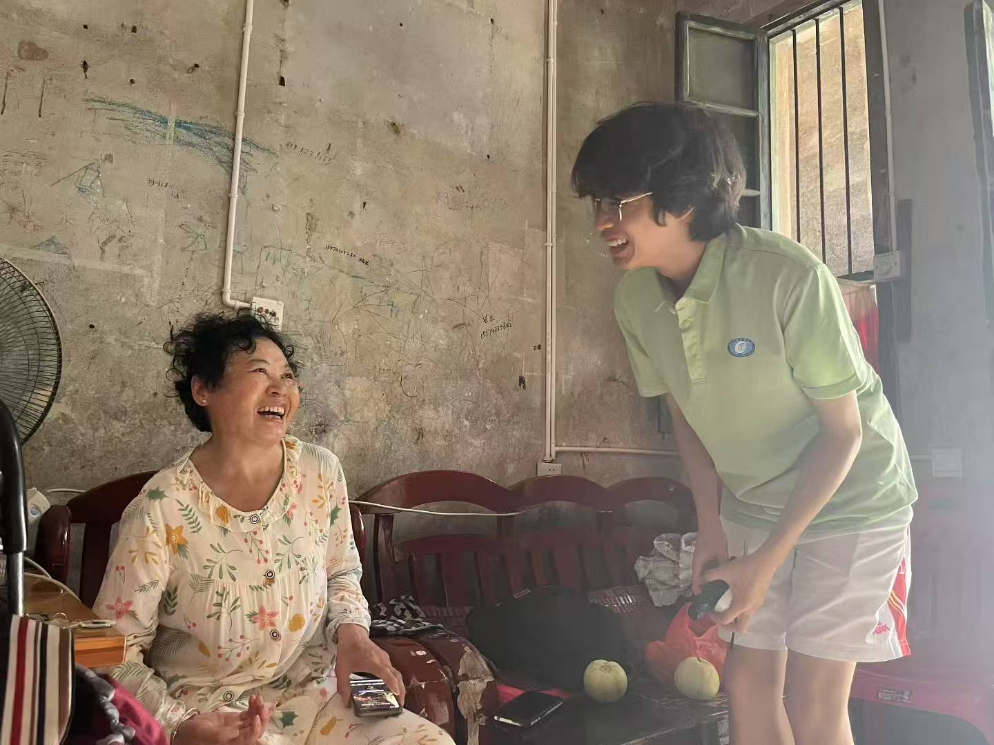 “暖心饭”抚慰空巢心 湖财学子助老显真情——三下乡关爱泸溪浦市空巢老