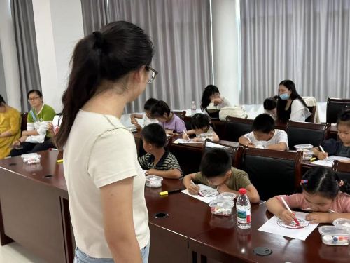 萤火映照英雄史，稚手共筑和平梦