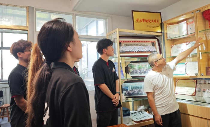 西安外事学院工学院暑期三下乡实践团指尖初试千年针苗绣馆中悟匠心