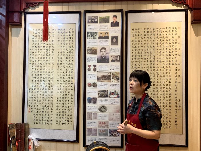 重庆人文科技学院学子走近145道工序 荣昌折扇传承人尹春莲现场传技