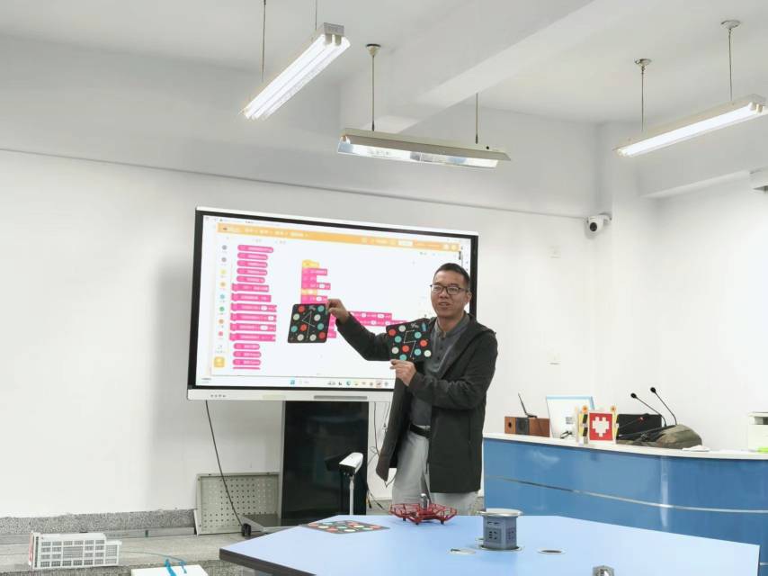 科技赋能教育，编程智创未来