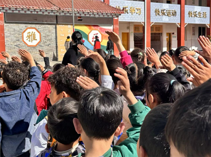 育在色达第一次升旗仪式：高原红旗下点亮教育薪火