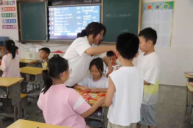 科普实验添智趣，体艺红歌润童心