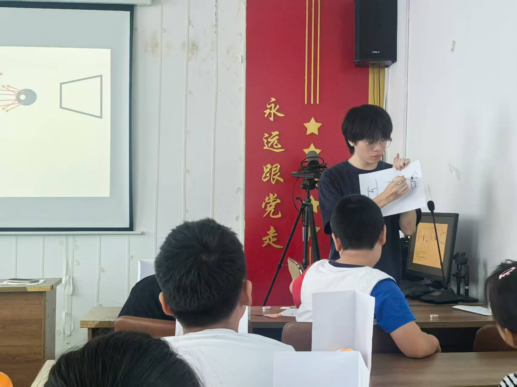 巧手造影启迪稚嫩童心，摇曳烛光成像璀璨未来