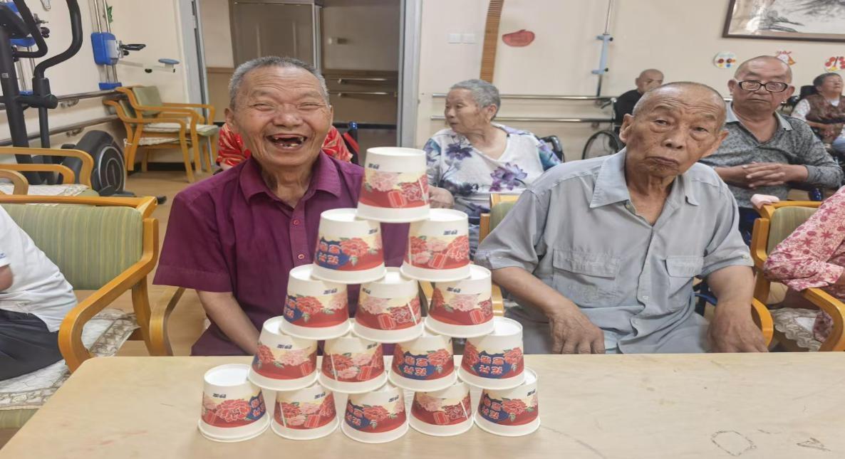 趣味叠杯，情暖桑榆