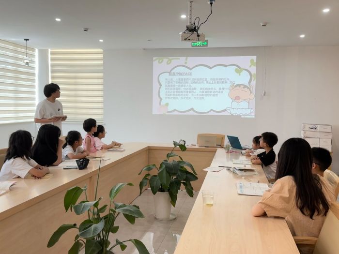 书画生发少年情，笔墨传递精巧思