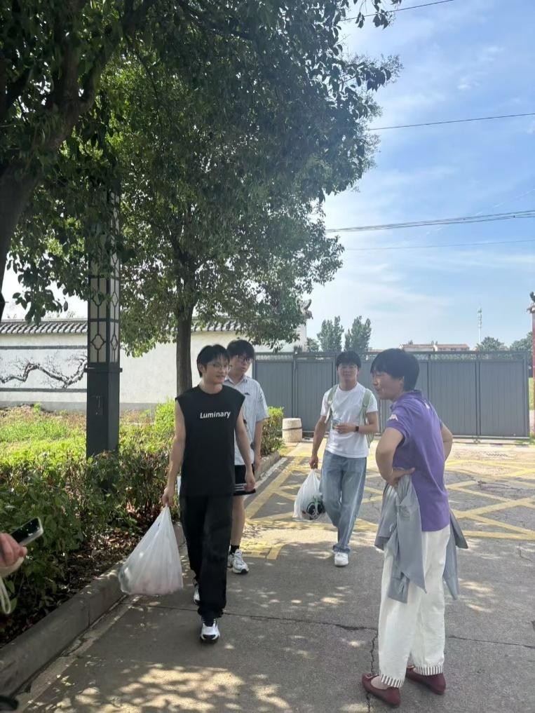 数字赋能暖夕阳——淮师大"银龄暖阳"团队开展智慧助老实践