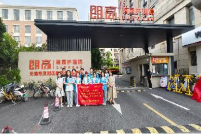 无锡商业职业技术学院经济管理学院学子开展“银龄赋能”实践——为农村老人送去"适老化"服务