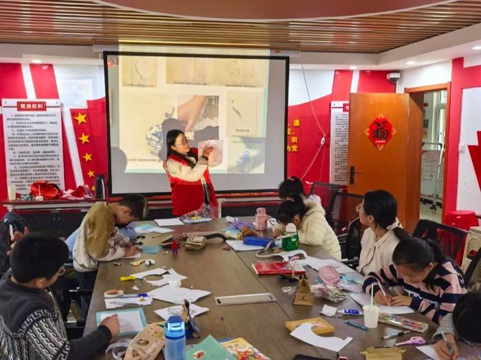 指尖裁青花 童心传文脉——山东大学“春禾筑梦”支教队纪实