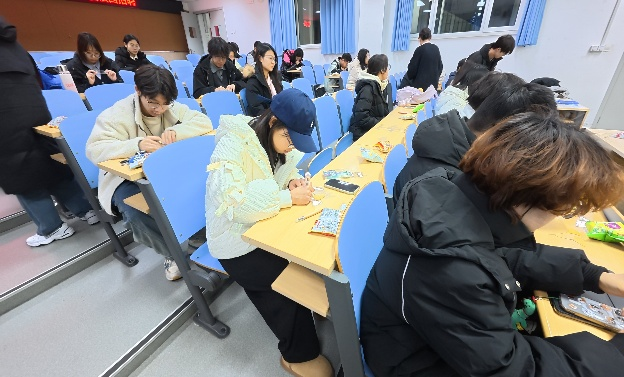 北京交通大学黑龙江招生宣传社会实践团银杏书签制作活动顺利开展