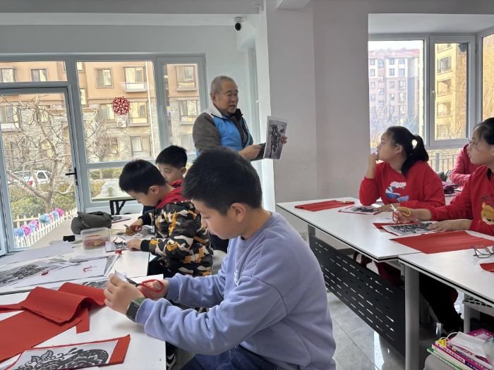 方寸红纸纳百福，剪刀飞舞话传承