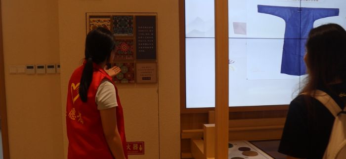 南京财经大学学生志愿者走入博物馆宣传苏绣非遗文化