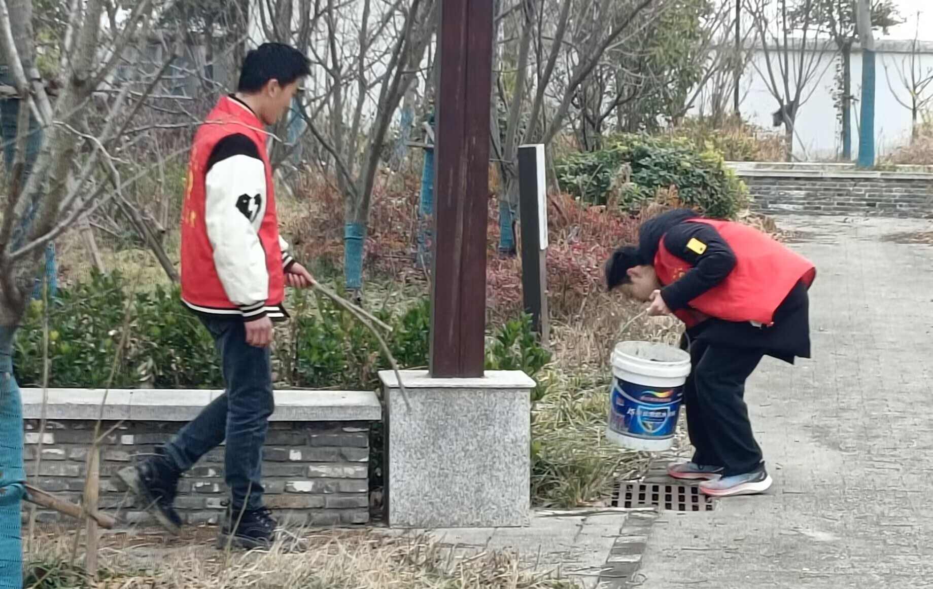 打扫圣庙村村村委会：从点滴行动彰显乡村治理新风尚