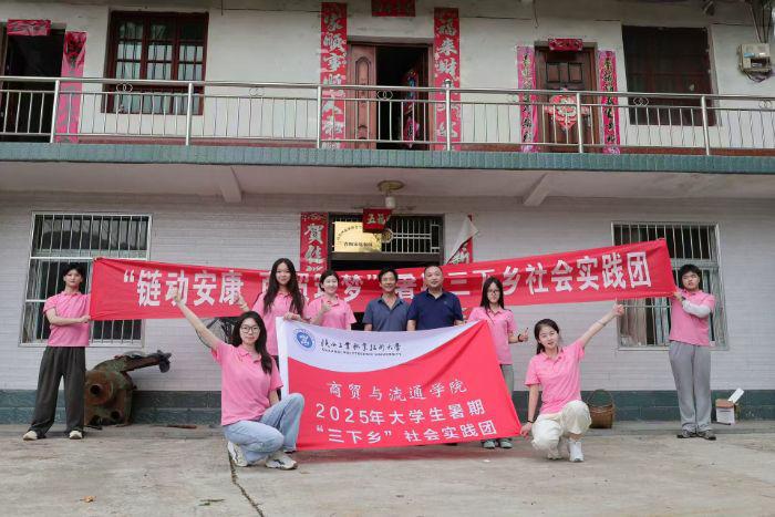 《青春在大山里的绽放：香山村的黄牛养殖之旅》